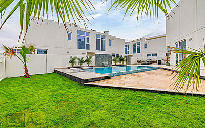 Luxury Redefined: Creating Exquisite Garden Designs in Dubai with Living Acre